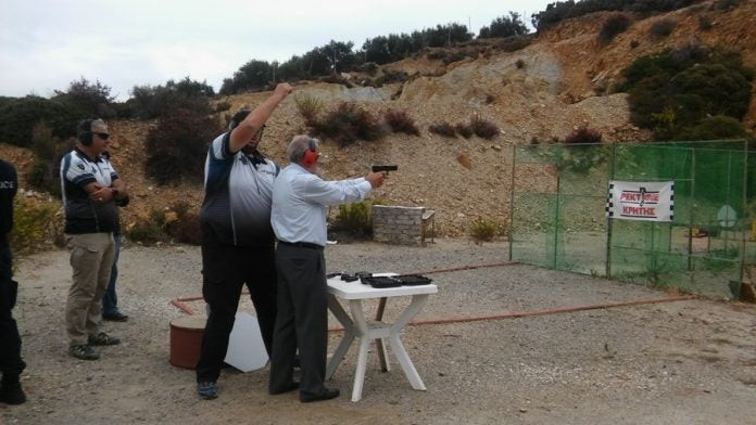 Κρήτη: Πυροβολώντας… έστειλαν μήνυμα κατά της άσκοπης οπλοχρησίας (βίντεο)